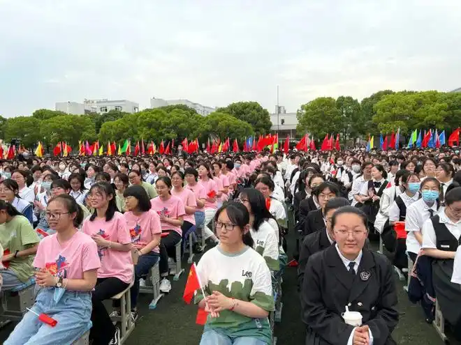 江都中学举行2022届高中毕业典礼