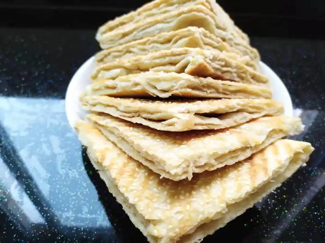 加了芝麻酱的发面油饼,香喷喷,美味无比,面香混合着芝麻的香味,令人爱