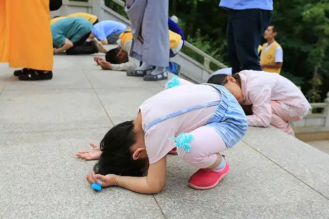 拜佛的小朋友拜佛妙行,龙天襄赞,普覆的慈云将赫赫炎光消弭于无形之中