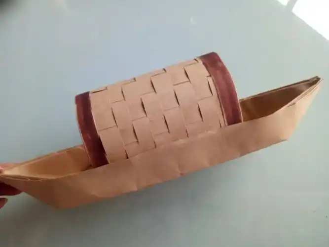 折纸船制作缆绳制作船桨,桅杆等用于切割用于粘贴褐色彩笔船身与船篷