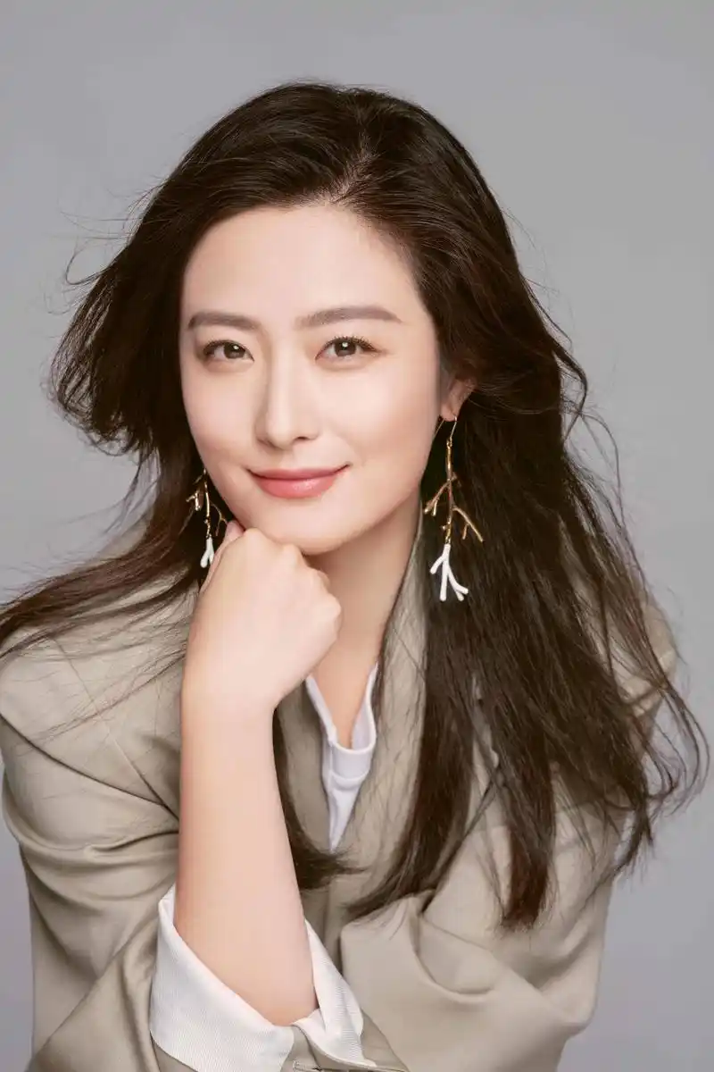 徐百慧,1983年8月3日出生于吉林省长春市,毕业于中央戏剧学院,中国