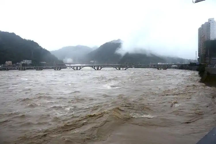 今年汉江中上游最大洪水通过石泉(图文原创)