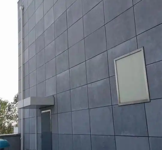 外墙干挂水泥板是一种现代化的墙体装饰材料,它具有防火,防潮,隔音