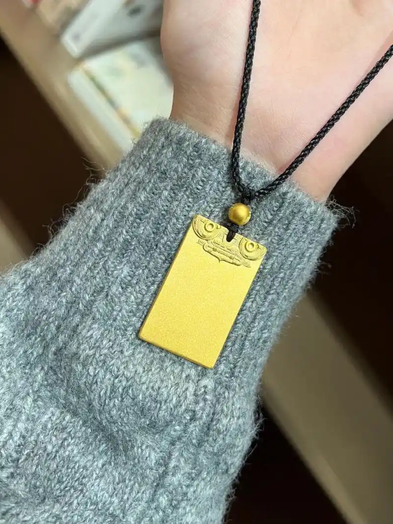 寓意好佩戴无禁忌的|周大福古法平安无事牌 平安无事牌,在古代的时候