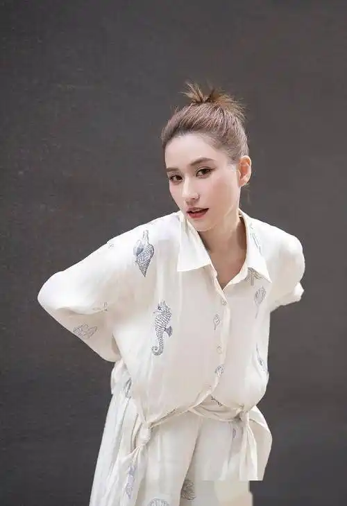 何超莲:这谁顶得住!美貌,才华,魅力三者兼备的完美女神!