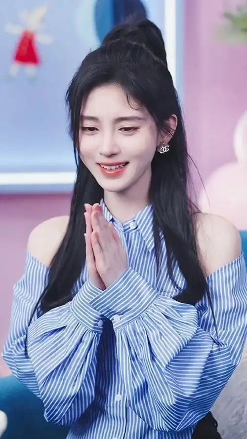 鞠婧祎比心三连拍##鞠婧祎比心好甜