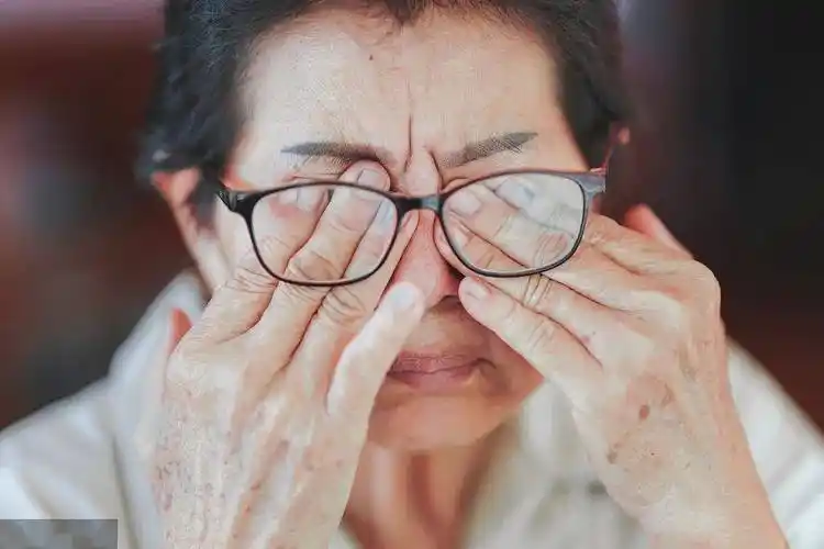 视力模糊的症状,约一半的患者后期会发生青光眼