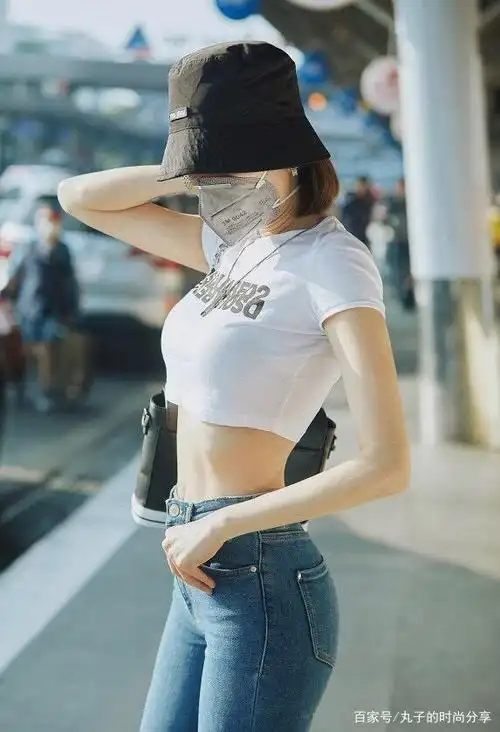 30岁徐冬冬太敢穿,穿露脐装配短裤做菜,意外美出新高度