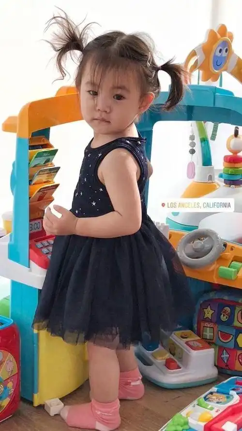 陈冠希女儿近日萌照, 发型百出, alaia肉嘟婴儿肥, 一脸福相