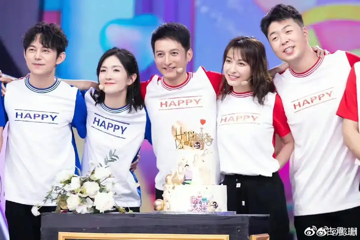 快乐大本营.#何炅谢娜哭着拥抱[拥抱] 不得已的风吹散了来路 - 抖音