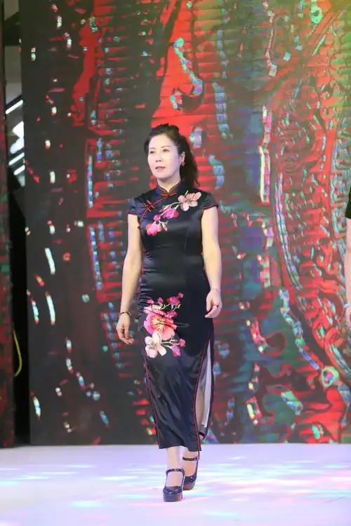 旗袍走秀万达广场～濮阳市模特协会在万达广场举行了时装, 旗袍秀活动