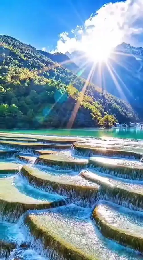 "柴米油盐浸透着星辰大海   锅碗瓢盆盛满了诗和远方.