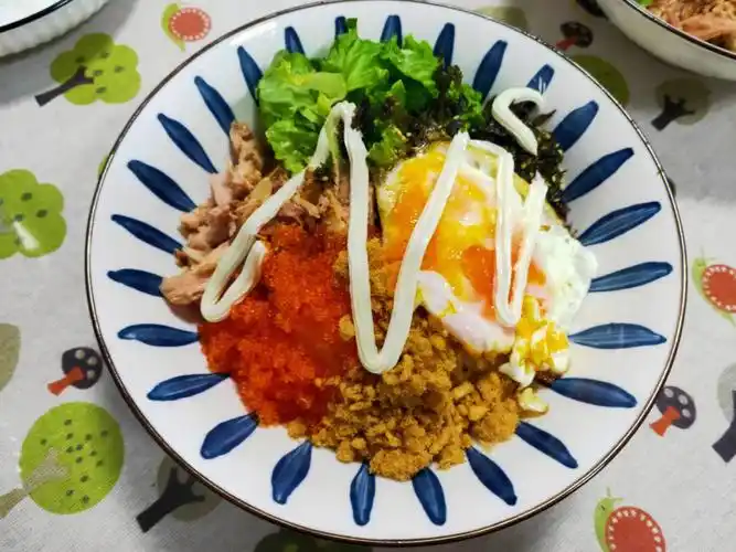 金枪鱼鱼籽拌饭