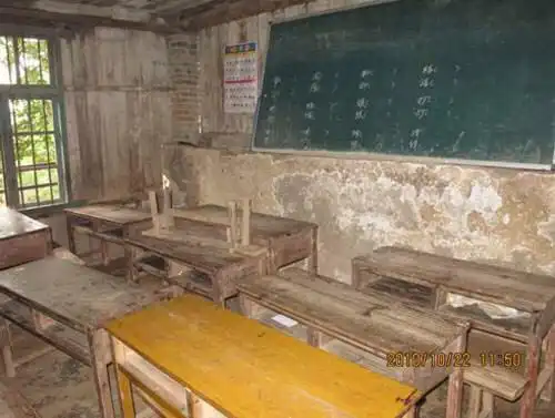 其它 70年学校的变迁 写美篇国庆期间由于没有回老家,电话问了奶奶