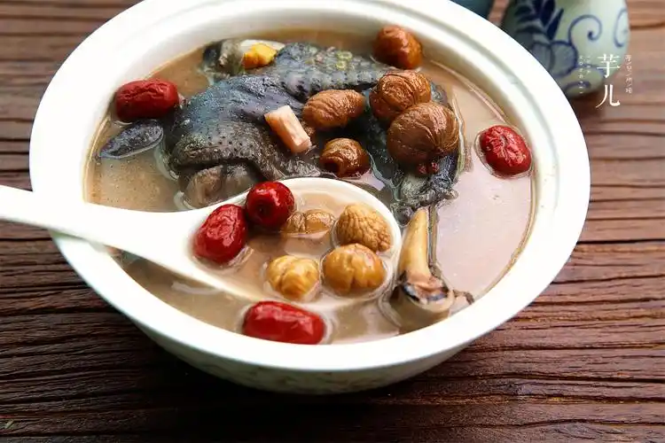 原创教你在家炖好喝的板栗乌鸡汤,香气扑鼻粉糯甘甜,一顿三碗喝不够