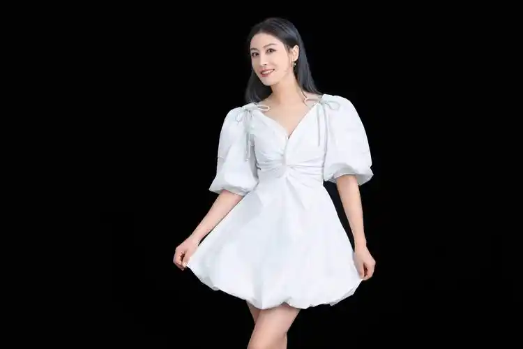 "一刀苏苏"是喜马拉雅有声书主播,其出众的播音基础与丰富的表演经验