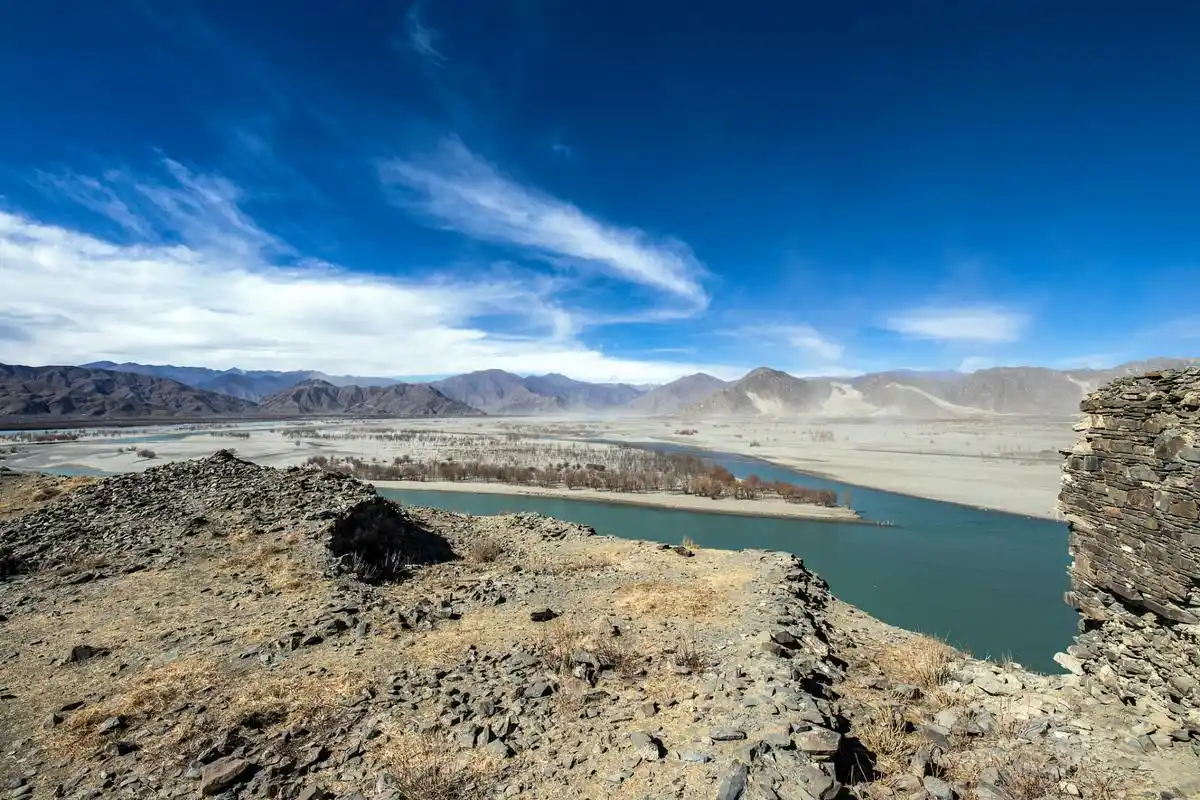 拉萨河,或被藏语亲切地称为"吉曲",发源于壮美的念青唐古拉山脉.