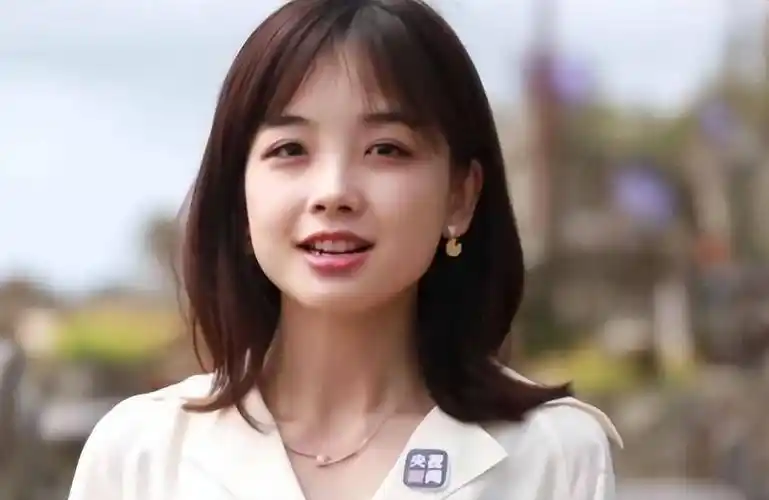 王冰冰现身中传校园,格子衫配眼镜甜美又低调,不少男生移不开眼_专业