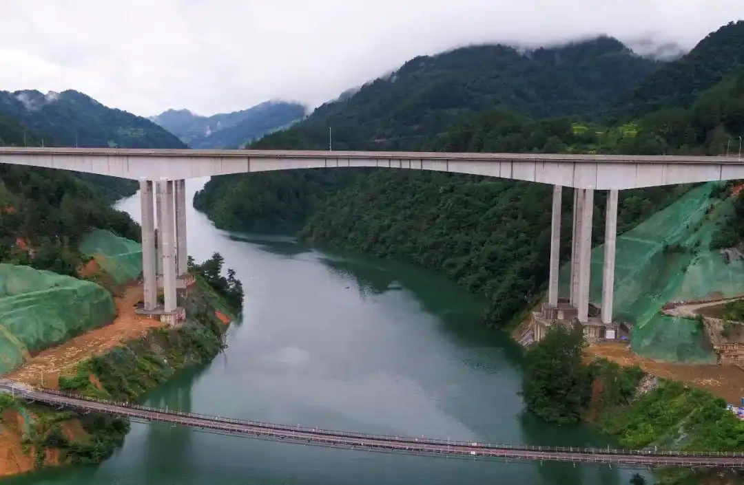 剑榕高速破难题闯难关蚂蚁搬家建成极限单跨刚构桥