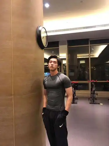 《加油好身材》张逸杰为求肌肉花式偷练 身材i型变t型