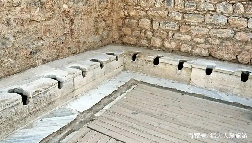 1900年前的古罗马厕所相当高级,冬天时可用奴隶体温加热座位