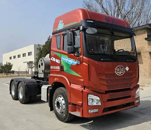 一汽解放青汽申报了两款混合动力牵引车,新车采用 lng 电>混合动力