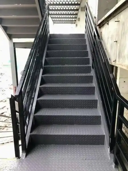 2,钢结构楼梯踏步最好是单数,这样符合大多数人的行走习惯,如果踏步过