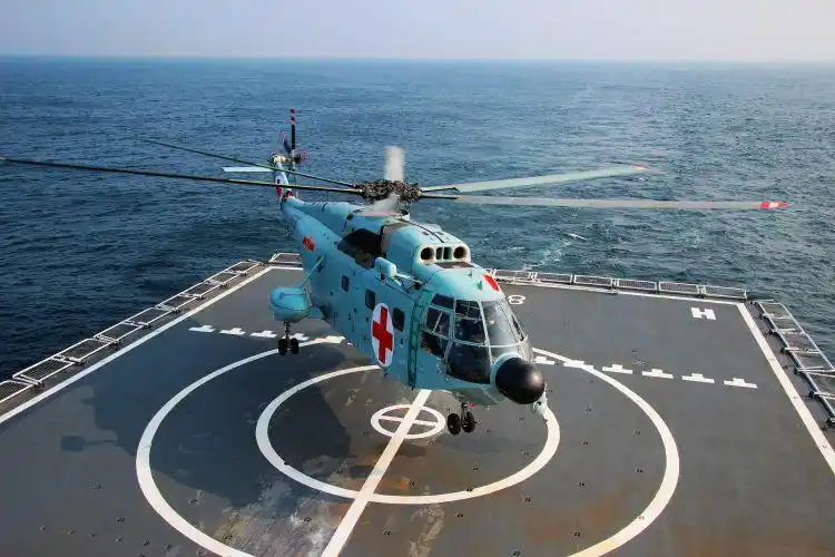 直八舰载救护直升机远海舰机协同训练.直九舰载反潜直升机.