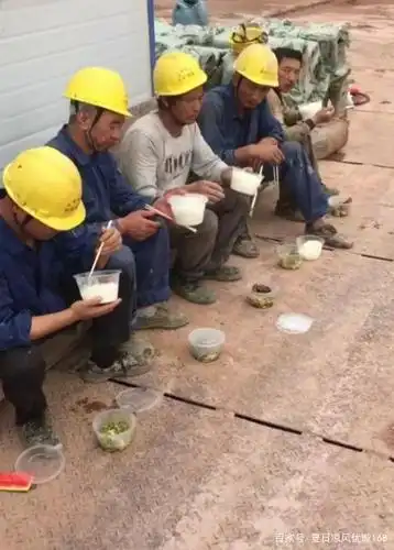 勒着肚子挣钱养家,农民工真的不容易