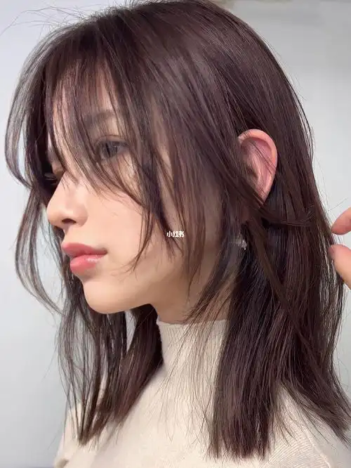 剪了73瘦脸修减龄的头发染了超显白的发色