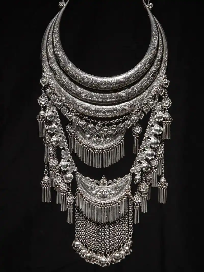 苗族银饰 | 古老技艺的錾美之美 璀璨苗银之项圈 	 项圈由小到大多达