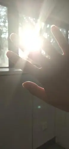 穿过指缝的晨曦