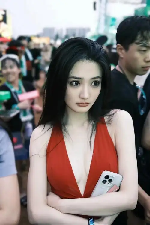 徐璐造型震惊,画着卡哇伊的大眼,穿着红色深v衣,完全变了风格  这是