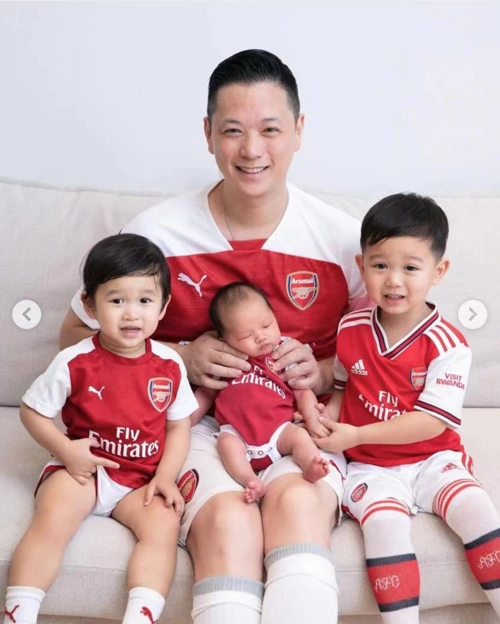 胡杏儿为三胎庆生为富豪老公连生仨儿子宝宝高颜值更像妈