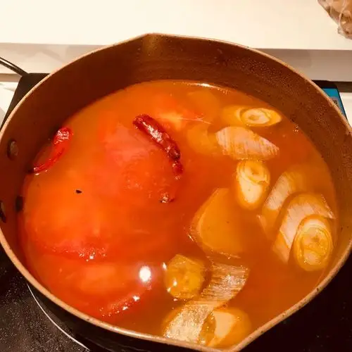 小蝴蝶子弹                         做过 番茄火锅 赞 西红柿,葱末