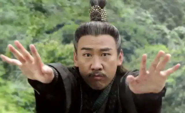 (裘千仞剧照)第二十八回中也有相关描述:"古墓派玉女心经向以轻功擅长