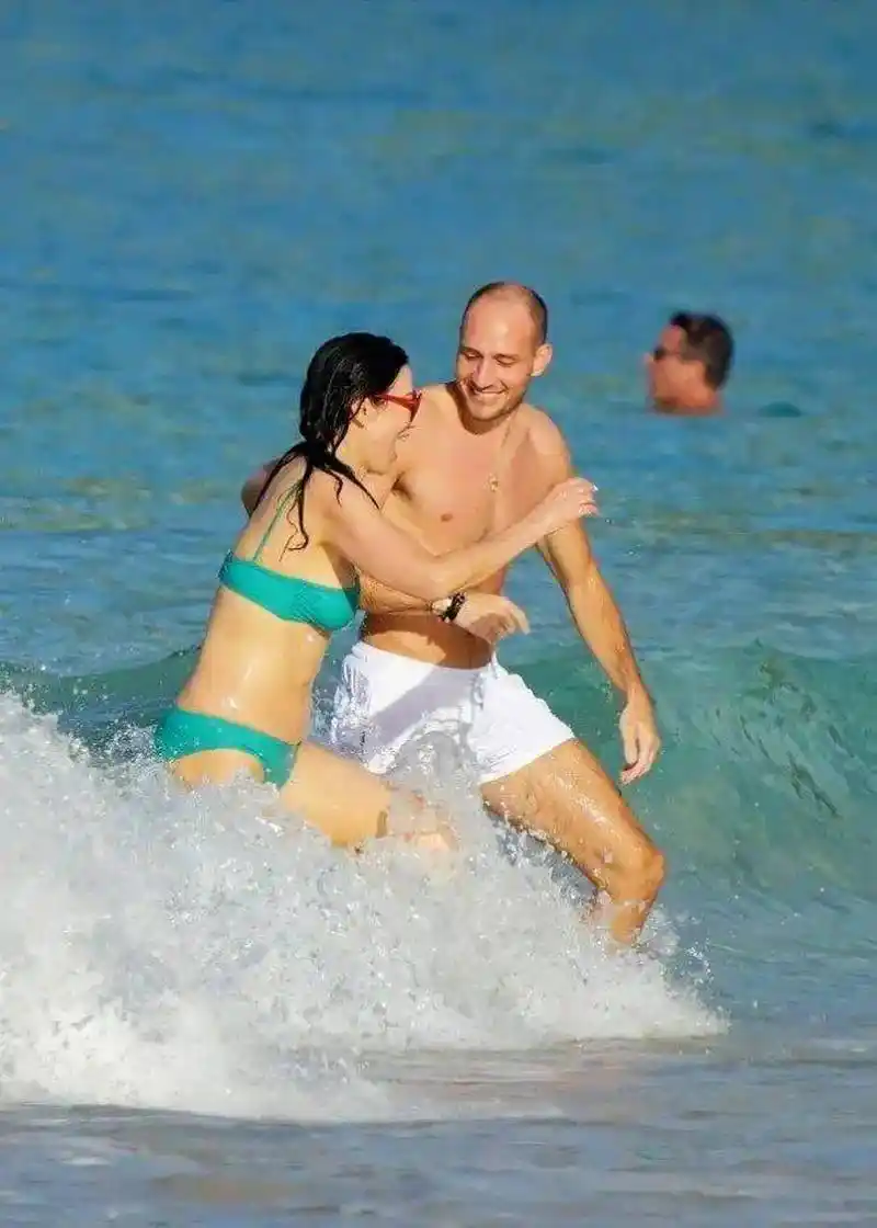 邓文迪和小鲜肉出游,穿着清爽的泳衣,享受人生.