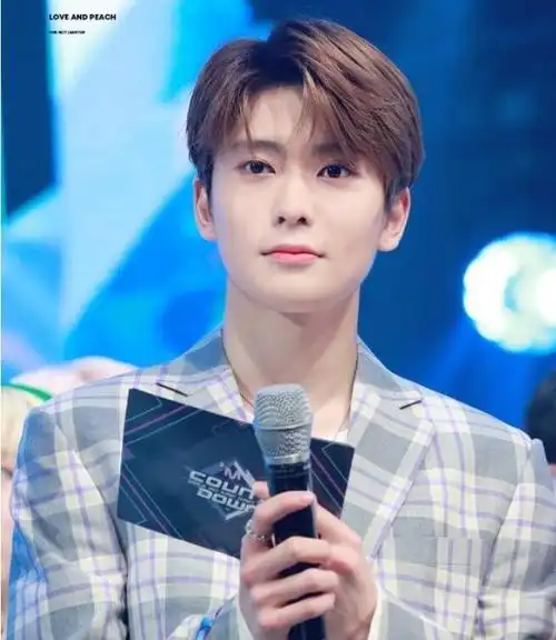 郑在玹照片据悉,在4月25日,郑在玹和车银优,郑在玹等好友,在梨泰院