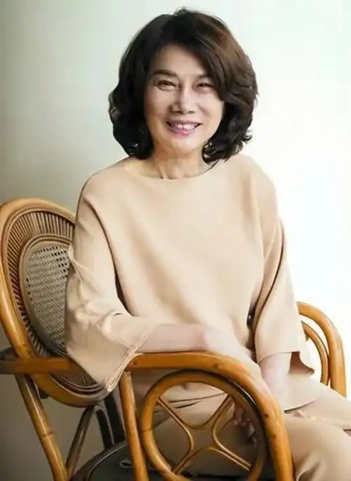 回顾董明珠中年丧夫被亲哥踢出族谱儿子40仍未婚