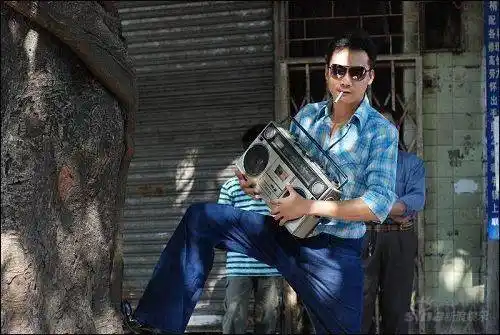 一些穿着喇叭裤花衬衫带着蛤蟆镜 跳迪斯科的酷青年 花衬衫,爆炸头