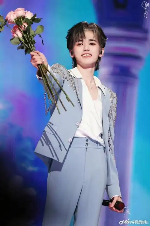 宋亚轩这真不是婚礼现场吗##宋亚轩蓝色西服捧花