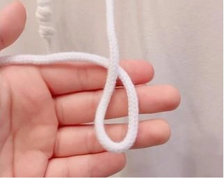 卫衣帽子绳子打结图解 简单的也可以直接打一个死结