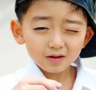 近视患者看东西时经常眯眼,这是因为眯眼时眼睑可以遮挡部分瞳孔