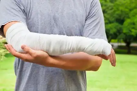 绷带手臂与公园背景的特写照片