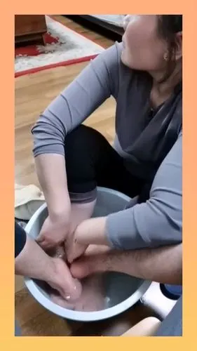 每次洗脚都是让老婆先洗的举手