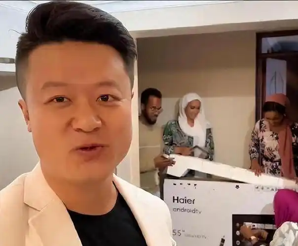 非洲土皇帝王垚丰臀辣妹当助理生活奢靡为何还多次被官媒表扬