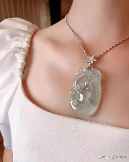 本文将从以下几个方面来阐述翡翠吊坠的保养方法