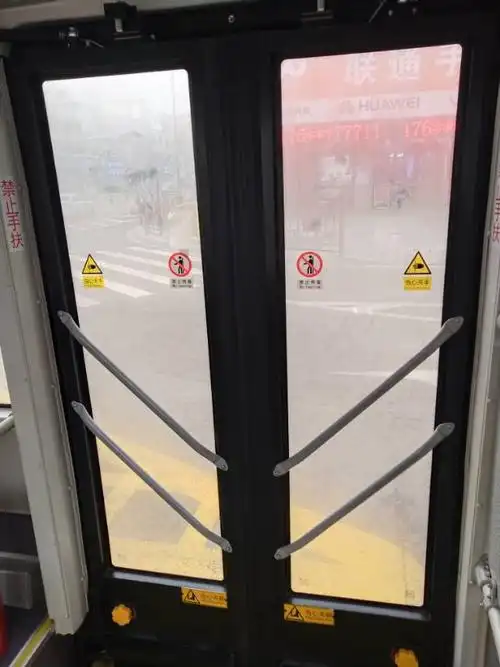 第四个,公交车的车门,是不是很对称呢?门缝就是对称轴哦