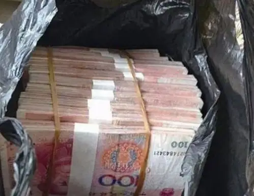 老人捡到一袋钞票,扛起送到警察局,打开觉得不对劲,调查后万幸:幸亏没