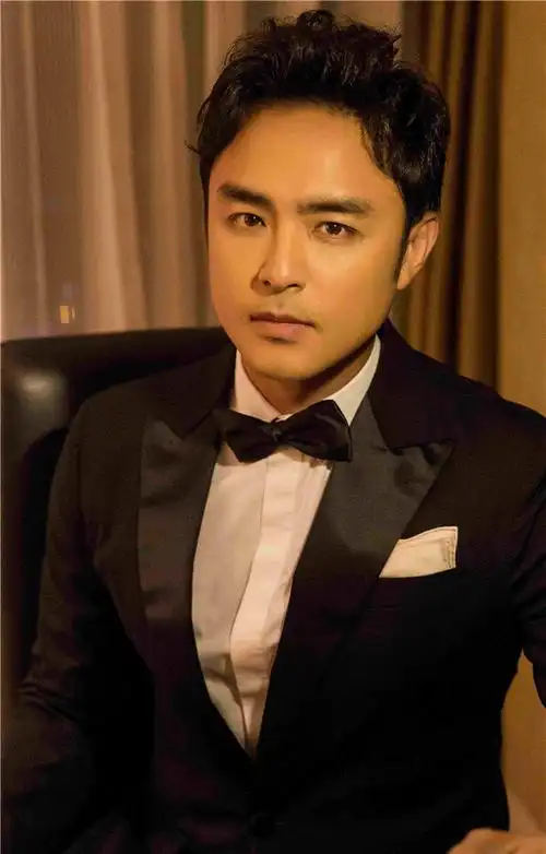 明道一身黑色西装出席活动演绎精英绅士力量